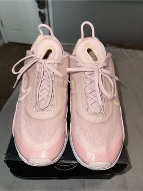 Nike Women's Pale Pink Athletic Trainers